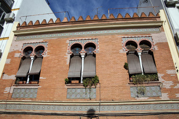 Jugendstil-Fassade an einem Wohnhaus im Stadtteil Triana