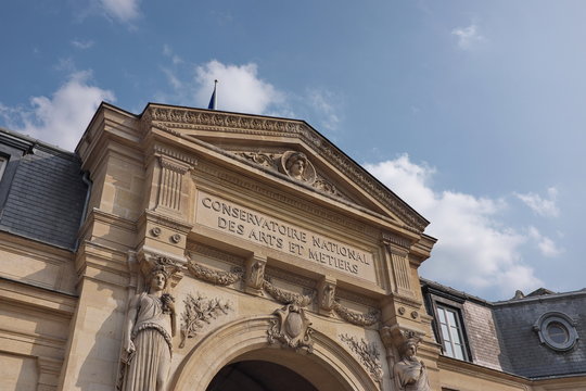 รูปภาพConservatoire เลือกดูภาพถ่ายสต็อก เวกเตอร์ และวิดีโอ51,979