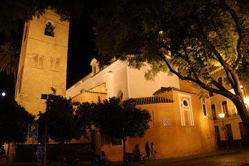 Santa Catalina Kirche im Stadtteil Santa Cruz bei Nacht © etfoto