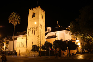 Santa Catalina Kirche im Stadtteil Santa Cruz bei Nacht © etfoto