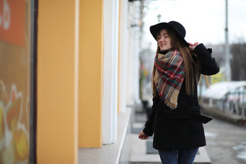 Obraz premium French woman for a walk in early spring