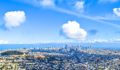 Ausblick auf die Skyline von San Francisco, Meer im Hintergrund, USA, Kalifornien