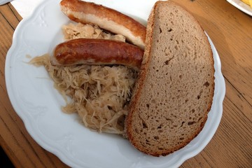 fränkische Bratwürste mit Sauerkraut und Brot