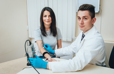 Obraz premium Patient nerves testing using electromyography. EMG