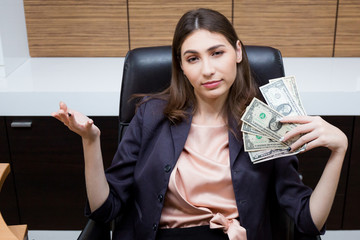 Businesswomen prompt pay money.
