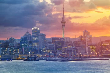 Zelfklevend Fotobehang Auckland. Stadsbeeld van de skyline van Auckland, Nieuw-Zeeland tijdens zonsondergang. © rudi1976