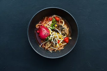 Fototapete Fertige gerichte Ramen-Gericht auf dunklem Hintergrund. Traditionelle asiatische Fast-Food-Mahlzeit. Leckere Nudelsuppe