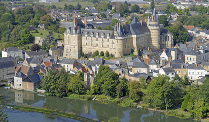 Fototapeta na wymiar France, Pays de la Loire, Maine et Loire, Durtal, Château de Durtal au bord du Loir, vue aérienne