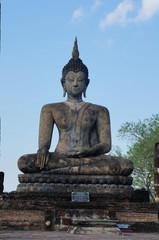 sitzender Buddha in einem Park, Thailand