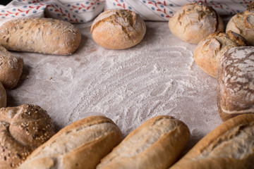 Różne produkty piekarnicze, w tym bochenki chleba i bułki