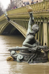 Crue de la Seine sous le Pont Mirabeau à Paris