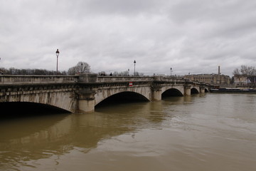 Fototapeta na wymiar Crue de la Seine sous le Pont de la Concorde à Paris