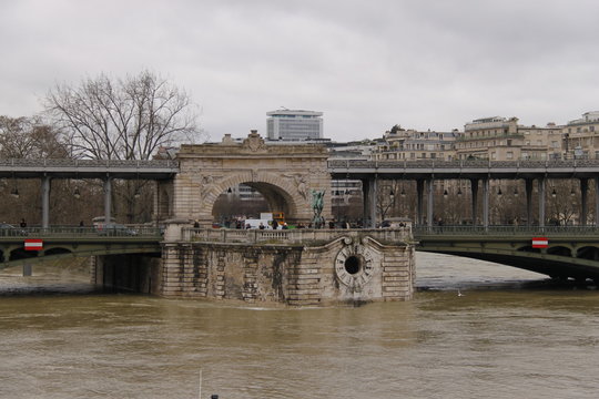 Crue de la Seine sous le Pont de Bir Hakeim à Paris