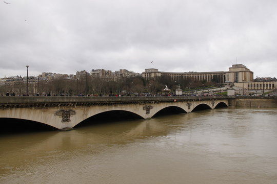 Crue de la Seine sous le Pont d'Iéna à Paris	
