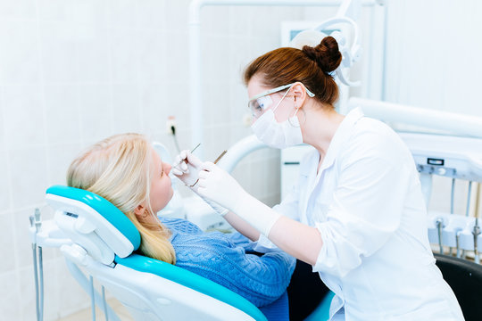 Dentist examining a patient's teeth in the clinic.