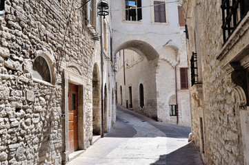 Fototapeta na wymiar Medieval street in the Italian hill town of Assisi. The traditional italian medieval historic center in Umbria. Italy