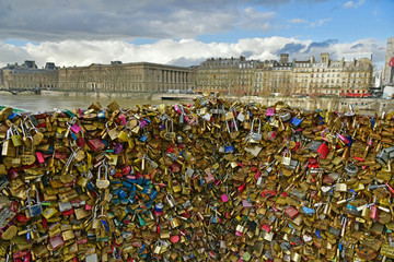 Grappes de cadenas sur une balustrade à Paris