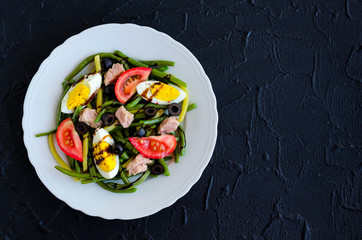 Warm salad with green beans, tuna, tomatoes and boiled eggs