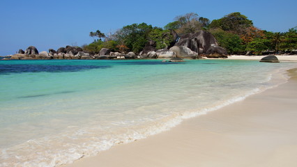 Fototapeta na wymiar weiter, weißer Sandstrand mit großen runden Granitfelsen im Hintergrund auf der Insel Belitung