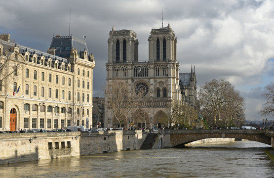 Notre Dame de Paris et la pr&eacute;fecture de Police