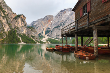 Obraz premium Boathouse at Pragser Wildsee (Lago di Braies), South Tyrol, Italy