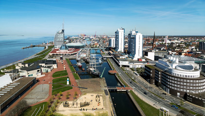Aussicht von oben auf die Hafenstadt Bremerhaven an der Wesermündung in Norddeutschland
