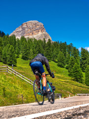 Rennradfahrer fährt Dolomiten-Passstrasse hinauf