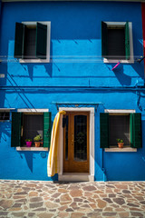 Fototapeta na wymiar Haus mit blauer Fassade