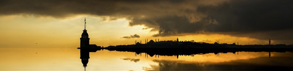 Sonnenuntergang im Maiden Tower, tolle Farben in Istanbul, Uskudar-Salacak-Türkei © yusuftatliturk