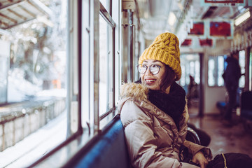 Fototapeta na wymiar 電車で旅行をしている女性