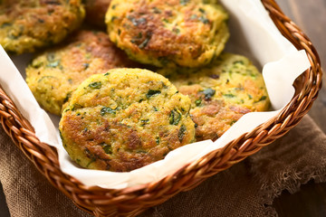 Vegetarische Bratlinge aus Zucchini, Couscous und Petersilie, fotografiert mit natürlichem Licht...