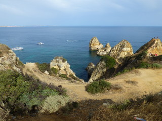 Fototapeta na wymiar Ponta da Piedade (Portugal) de Lagos en el Agarrve, formaciones rocosas en la costa con cuevas y grutas por las que se hacen visitas en barco.