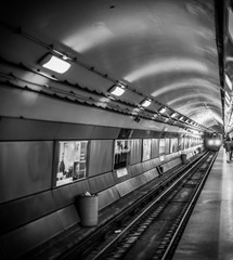 Obraz premium Subway tunnel commuter platform