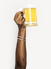 Photo sur Plexiglas Bière Hand raised holding a beer mug