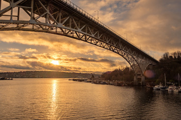 Naklejka premium Wschód słońca nad jeziorem Union z mostem Jerzego Waszyngtona