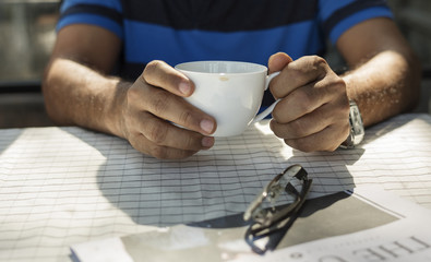 Obraz na płótnie Canvas Hands holding a hot drink cup