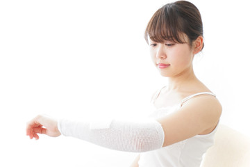 腕のケガをした女性