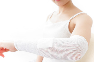 腕のケガをした女性
