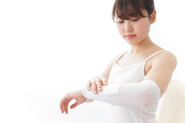 腕のケガをした女性