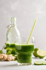 Fototapeta premium Healthy green vegetable detox smoothie. Vegan cucumber, parsley green juice. Copy space