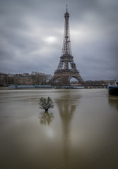 Fototapeta na wymiar Quand les quais de seine à Paris subissent la Crue de la Seine