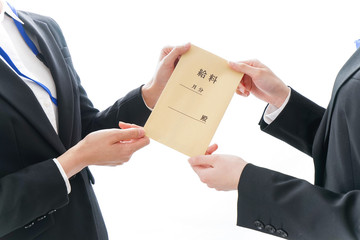 若いビジネスウーマンと給料