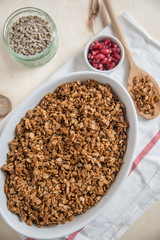 Joghurt mit Müsli und Beeren