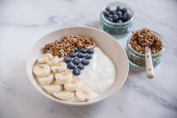 Joghurt mit Müsli und Beeren