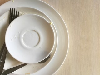 Грязная посуда на бежевом столе.