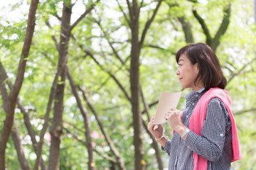 ミドル女性・新緑