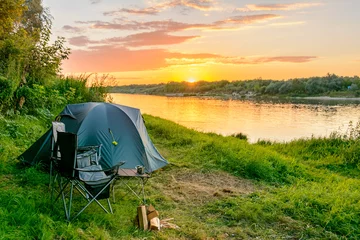 Foto op Plexiglas Kampeertent op een camping in een bos bij de rivier © Maks_Ershov