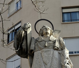 Statue des Schutzpatrons San Vicente Martir vor Häuserfassade 