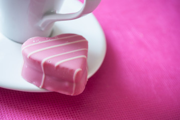 petits four en forme de coeur et tasse de café sur fond rose pour la st valentin