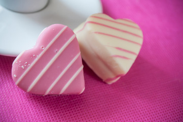petits four en forme de coeur et tasse de café sur fond rose pour la st valentin